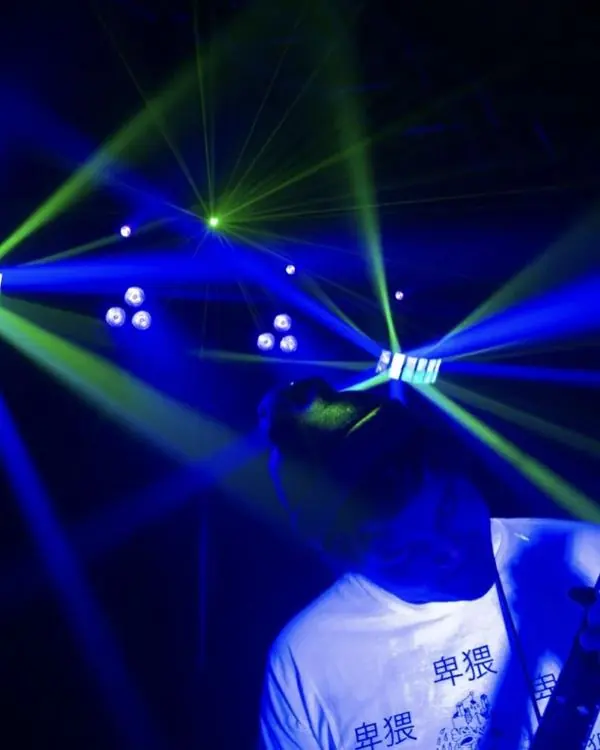 Jeux de lumière laser en soirée