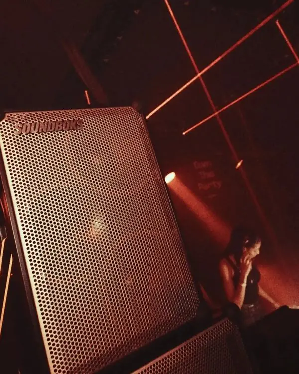 Enceinte SOUNDBOKS éclairée en rouge
