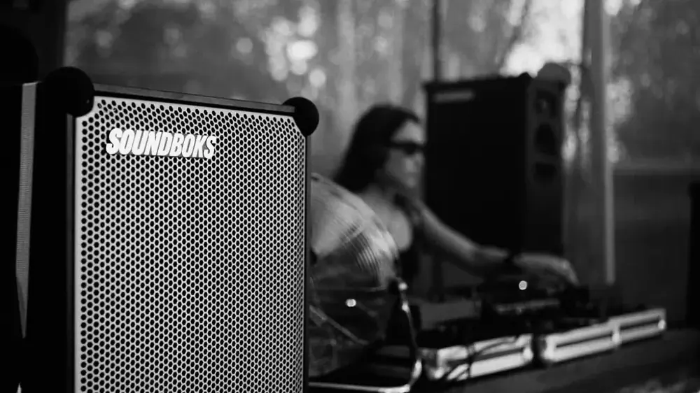 DJ en extérieur avec une enceinte SOUNDBOKS