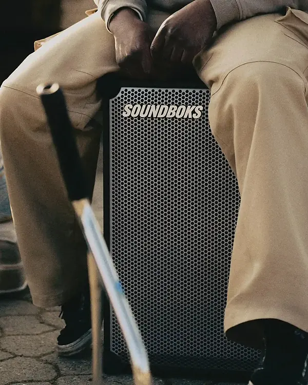 Personne assise sur une enceinte SOUNDBOKS 4