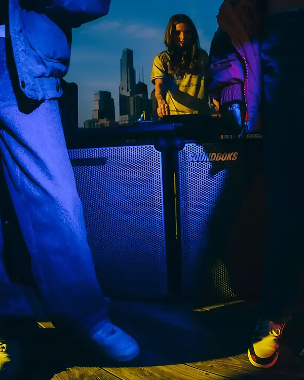 Soirée de nuit avec une enceinte SOUNDBOKS
