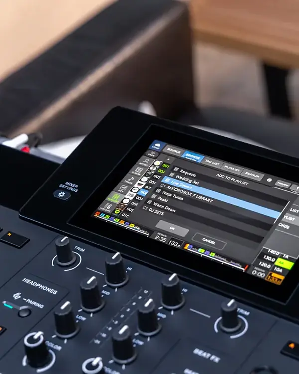Écran et boutons d’une régie AlphaTheta XDJ-AN