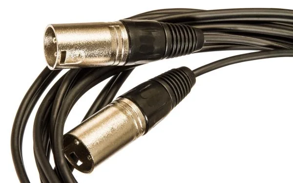 Les deux fiches XLR mâles du câble X-tone X1018