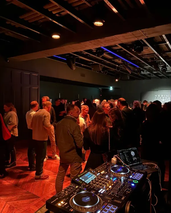 Réception avec DJ et invités